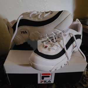 Sz. 8 Fila tennis shoes. Never been worn. These can be worn any season